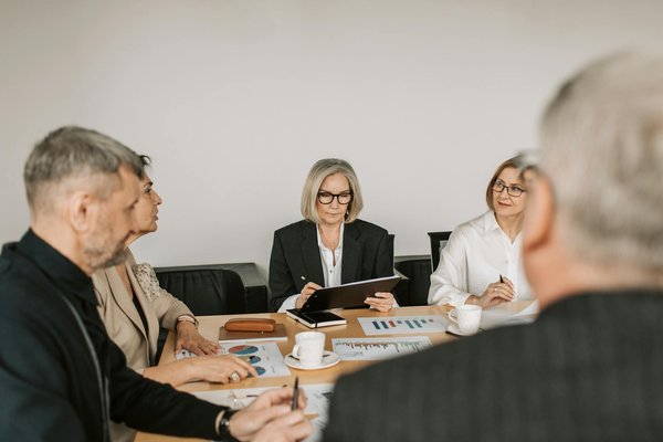 Contraste entre Entreprises de Services et Manufacturières: Tout ce que Vous Devez Savoir